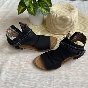 Blowfish sandals size 7